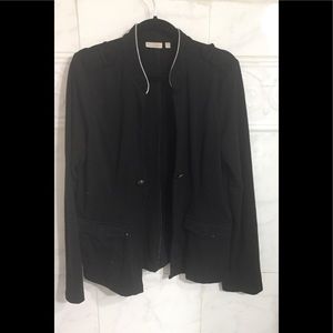 Comfortable fit black blazer with whit accents